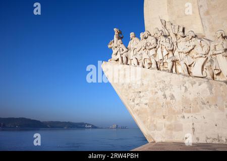 Côté est du Monument aux découvertes (Padrao dos Descobrimentos) près du Tage dans le quartier de Belem à Lisbonne au Portugal Banque D'Images