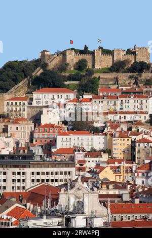 Ville de Lisbonne avec le château de Sao Jorge au sommet d'une colline au Portugal Banque D'Images