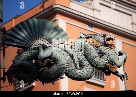 Dragon chinois sur 19e siècle Maison de parapluies (Casa Bruno Cuadros) bâtiment sur la Rambla à Barcelone, Catalogne, Espagne Banque D'Images