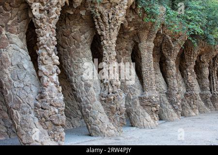 Viaduc de Caroube par Antoni Gaudi dans le parc Guell, principale attraction touristique de Barcelone, Catalogne, Espagne Banque D'Images