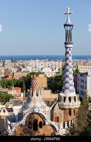 Toits et flèches des pavillons de portier's Lodge par Antoni Gaudi dans le parc Guell, Barcelone, Catalogne, Espagne Banque D'Images
