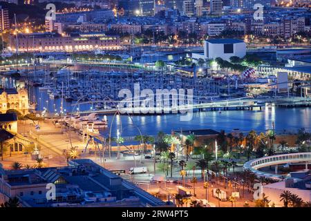 Ville de Barcelone la nuit en Catalogne, Espagne, vue d'en haut sur la Rambla de Mar et Port Vell Banque D'Images