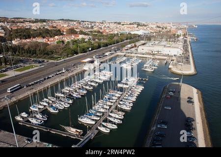 Vue sur Doca de Belem Marina, la ville de Lisbonne au Portugal et le bord de mer du Tage Banque D'Images