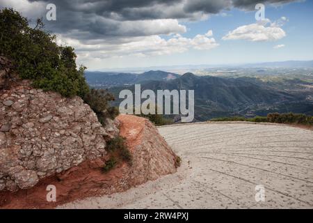 Virage de route rurale dans les montagnes de Montserrat en Catalogne, Espagne Banque D'Images