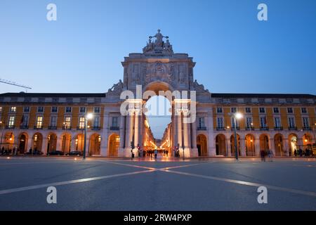 Rua Augusta Arch au crépuscule à Lisbonne, Portugal. Vue depuis la place du Commerce (portugais : Praca do Comercio) (Terreiro do Paco) Banque D'Images