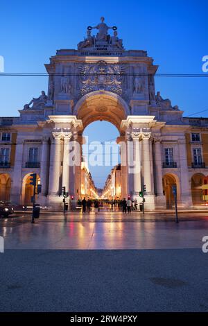 Rua Augusta Arch la nuit à Lisbonne, Portugal. Vue depuis la place du Commerce (portugais : Praca do Comercio) (Terreiro do Paco) Banque D'Images