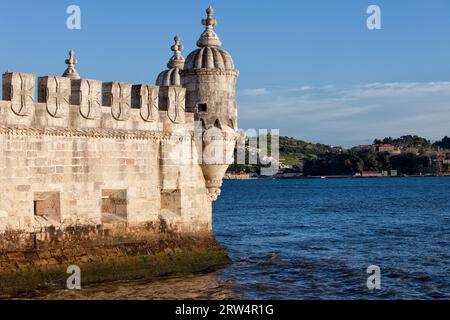 Remparts d'une tour de Belem du début du 16e siècle sur le Tage à Lisbonne, Portugal Banque D'Images