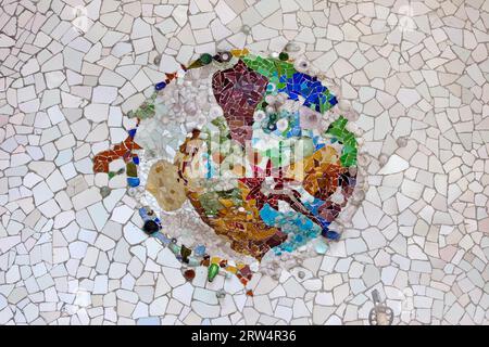 Mosaïque Trencadis à partir de fragments de tuiles cassés sur le plafond de la salle hypostyle dans le parc Guell, Barcelone, Catalogne, Espagne Banque D'Images