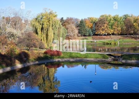 Lacs et feuillage automnal dans le parc Moczydlo, ville de Varsovie, Pologne Banque D'Images