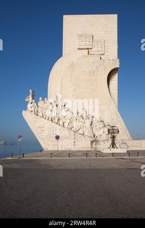 Côté est du Monument aux découvertes (Padrao dos Descobrimentos) dans le quartier de Belem à Lisbonne au Portugal Banque D'Images