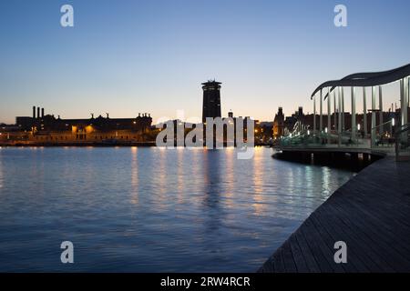 Barcelone au crépuscule, sur la droite Rambla de Mar promenade de la ville sur Port Vell en Catalogne, Espagne Banque D'Images