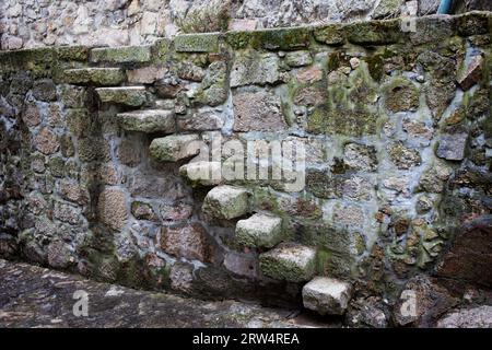 Vieilles marches en pierre médiévales, étroites, sortant d'un mur dans la vieille ville de Porto au Portugal Banque D'Images