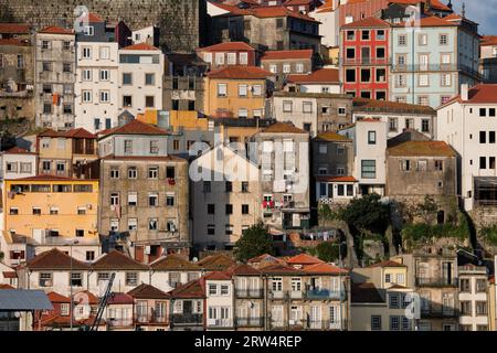 Maisons traditionnelles portugaises dans la vieille ville de Porto au Portugal Banque D'Images