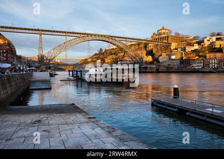 Dom Luis I Pont sur le fleuve Douro entre Porto et Vila Nova de Gaia au Portugal, heure du coucher du soleil Banque D'Images