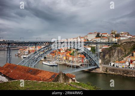 Portugal, Porto, ville pittoresque Pont Dom Luis I sur le fleuve Douro, voir de Vila Nova de Gaia Banque D'Images