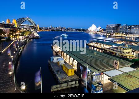 Trafic de bateaux autour de Circular Quay à l'heure de pointe lors d'une soirée d'hiver à Sydney, en Australie Banque D'Images