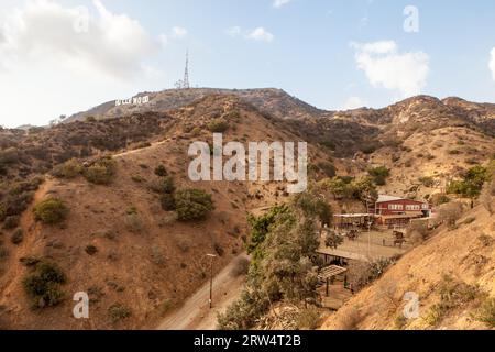 Los Angeles, USA, novembre 16, le panneau Hollywood se dresse haut dans les montagnes entourant Los Angeles le 16 novembre 2013 Banque D'Images