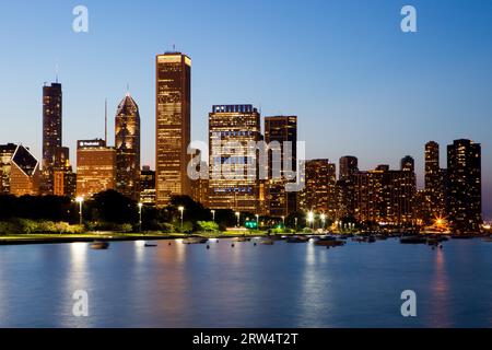 Chicago, États-Unis, 12 juillet : la Skyline de Chicago juste après le coucher du soleil par une chaude journée d'été dans l'Illinois, États-Unis Banque D'Images