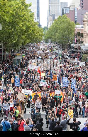 MELBOURNE, AUSTRALIE, mars 16 : Mars en mars protestation pour le pouvoir populaire, un vote de défiance envers le libéral, Tony Abbott a dirigé le gouvernement Banque D'Images