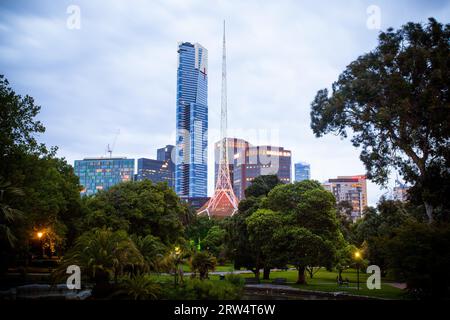 Melbourne, Australie, 20 décembre, le célèbre centre des arts de Melbourne et la tour Eureka des jardins Alexandra au crépuscule le 20 décembre 2013 Banque D'Images