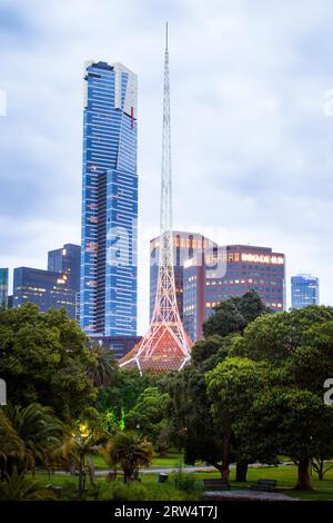 Melbourne, Australie, 20 décembre, le célèbre centre des arts de Melbourne et la tour Eureka des jardins Alexandra au crépuscule le 20 décembre 2013 Banque D'Images