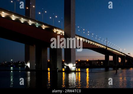 Le pont Bolte traverse la rivière Yarra la nuit à Melbourne, Victoria, Australie Banque D'Images