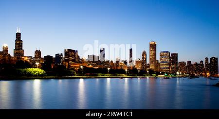 Chicago, États-Unis, 12 juillet : la Skyline de Chicago juste après le coucher du soleil par une chaude journée d'été dans l'Illinois, États-Unis Banque D'Images