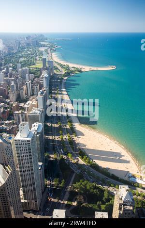 Horizon de Chicago sur une chaude journée d'été claire dans l'Illinois, USA Banque D'Images