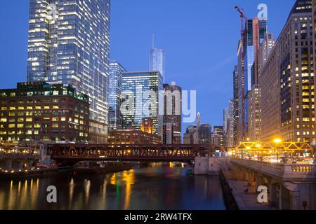 Chicago River au crépuscule en regardant le long de Lower Wacker Drive dans l'Illinois, États-Unis Banque D'Images