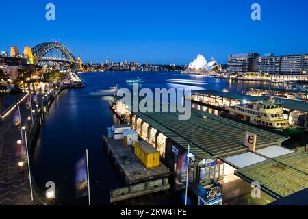 Trafic de bateaux autour de Circular Quay à l'heure de pointe lors d'une soirée d'hiver à Sydney, en Australie Banque D'Images