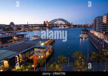 Trafic de bateaux autour de Circular Quay à l'heure de pointe lors d'une soirée d'hiver à Sydney, en Australie Banque D'Images