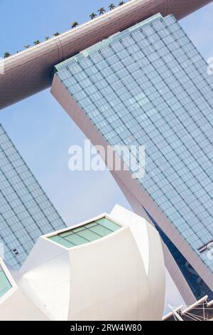 Marina Bay Sands et musée ArtScience libre sur une journée ensoleillée à Singapour Banque D'Images