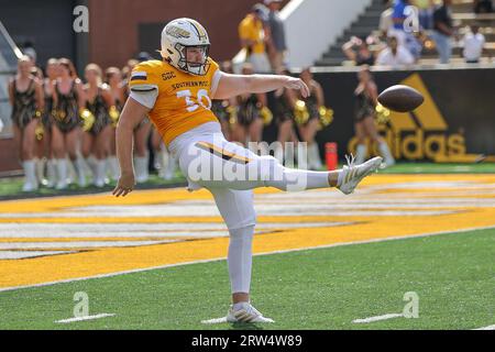 16 SEPTEMBRE 2023 : le kicker Bryce Lofton (30 ans) de Southern Miss Golden Eagles place joue le ballon lors d'un match de football universitaire entre la Tulane Green Wave et les Southern Miss Golden Eagles au M.M. Roberts Stadium à Hattiesburg, Mississippi. Bobby McDuffie/CSM Banque D'Images