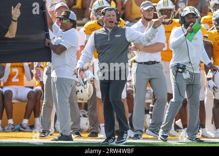 16 SEPTEMBRE 2023 : l'entraîneur-chef de Southern Miss Golden Eagles Will Hall entraîne son attaque sur le terrain lors d'un match de football universitaire entre la vague verte de Tulane et les Southern Miss Golden Eagles au stade M.M. Roberts à Hattiesburg, Mississippi. Bobby McDuffie/CSM Banque D'Images