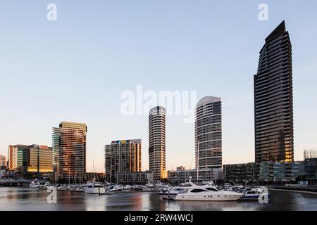 Melbourne, Australie, 17 décembre 2013 : horizon de Melbourne autour des Docklands et du pont Webb lors d'une soirée d'été depuis le fleuve Yarra Banque D'Images