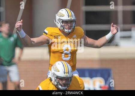 16 SEPTEMBRE 2023 : Billy Wiles (8), quarterback de Southern Miss Golden Eagles, lit la défense lors d'un match de football universitaire entre la vague verte de Tulane et les Southern Miss Golden Eagles au M.M. Roberts Stadium à Hattiesburg, Mississippi. Bobby McDuffie/CSM Banque D'Images