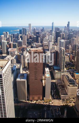 Les vastes gratte-ciel de Chicago par une chaude journée d'été claire dans l'Illinois, aux États-Unis Banque D'Images