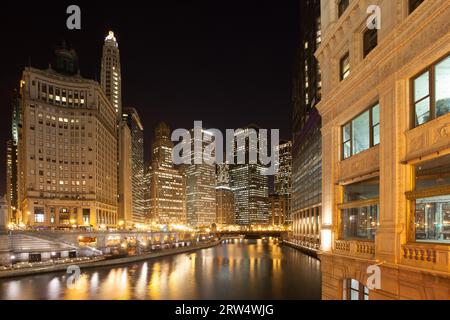 Chicago, États-Unis, 20 novembre 2013 : vue nocturne de la rivière Chicago et des bâtiments environnants depuis le Wrigley Building et N Michigan Avenue Banque D'Images