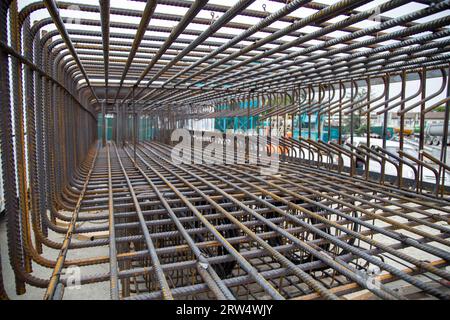 Vue de l'intérieur d'une cage d'armature en acier utilisé pour la construction de murs à diaphragme Banque D'Images