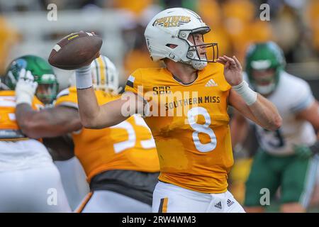 16 SEPTEMBRE 2023 : Billy Wiles (8), quarterback de Southern Miss Golden Eagles, s'installe pour passer lors d'un match de football universitaire entre la vague verte de Tulane et les Southern Miss Golden Eagles au M.M. Roberts Stadium à Hattiesburg, Mississippi. Bobby McDuffie/CSM Banque D'Images