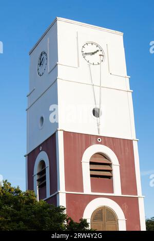 Musée historique de fort Zoutman à Oranjestad, Aruba est rouge blanc et bleu. Banque D'Images