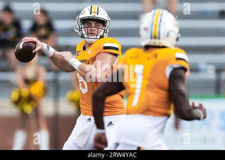 16 SEPTEMBRE 2023 : le quarterback de Southern Miss Golden Eagles Billy Wiles (8) se prépare à passer au Wide Receiver Jakarius Caston (1) lors d'un match de football universitaire entre la vague verte de Tulane et les Southern Miss Golden Eagles au stade M.M. Roberts à Hattiesburg, Mississippi. Bobby McDuffie/CSM Banque D'Images