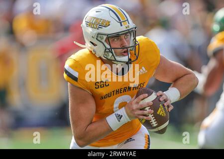 16 SEPTEMBRE 2023 : Billy Wiles (8), quarterback de Southern Miss Golden Eagles, sort pour passer lors d'un match de football universitaire entre la vague verte de Tulane et les Southern Miss Golden Eagles au stade M.M. Roberts à Hattiesburg, Mississippi. Bobby McDuffie/CSM Banque D'Images