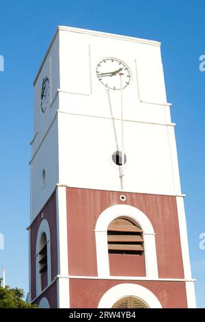 Musée historique de fort Zoutman à Oranjestad, Aruba est rouge blanc et bleu. Banque D'Images