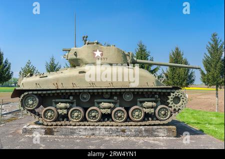 Esch Casemate dans le cadre de l'ancienne ligne Maginot. Ici exposition d'un char M4 Sherman, Hatten, Alsace, France Banque D'Images