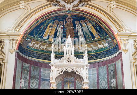 Retable, ciborium d'Arnolfo di Cambio, c. 1283, abside, mosaïque avec le Sauveur sur les nuages du ciel et Saints Pierre, Paul, Cecilia, Valerianus Banque D'Images