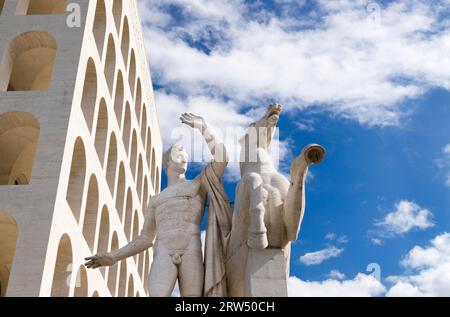 Sculpture du Palazzo della Civilta Italiana, Palais de la civilisation italienne, également Colosseo quadrato, conçu par les architectes Ernesto Bruno Banque D'Images