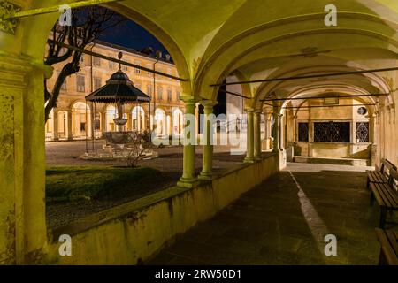 Arcades, chapelles et fontaines sur le Mont Sacré, Sacro Monte di Varallo, Renaissance, nuit, Varallo Sesia, province de Vercelli Piémont Banque D'Images