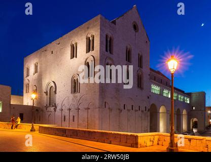 Travaux à l'est et travaux à l'ouest de la basilique cathédrale San Nicola, début de la construction en 1087, roman, heure bleue, Bari, Pouilles, Italie Banque D'Images