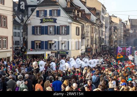 Bâle, Suisse, le 10 mars 2014 : des spectateurs regardent le défilé du carnaval tradtionnel avec des gens habillés Banque D'Images